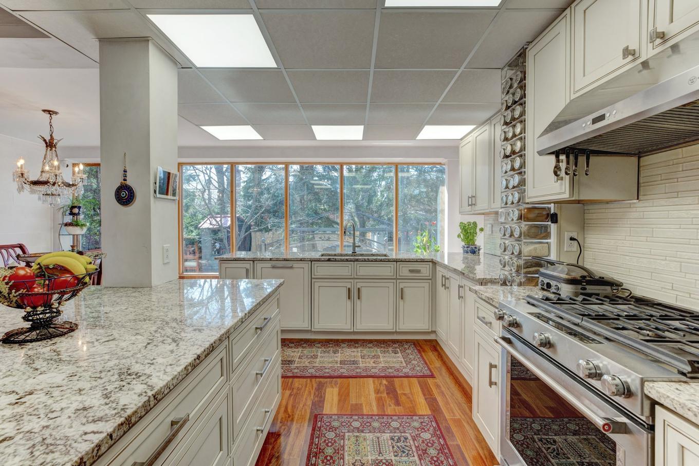 Cuisine - 1170 Ch. Waterloo, Mont-Royal, QC - Indoor Photo Showing Kitchen With Upgraded Kitchen