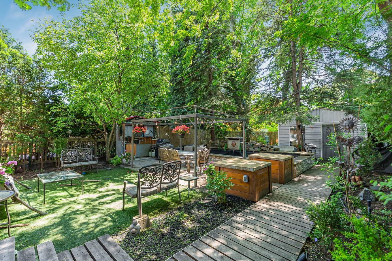 Jardin - 1170 Ch. Waterloo, Mont-Royal, QC - Outdoor With Deck Patio Veranda