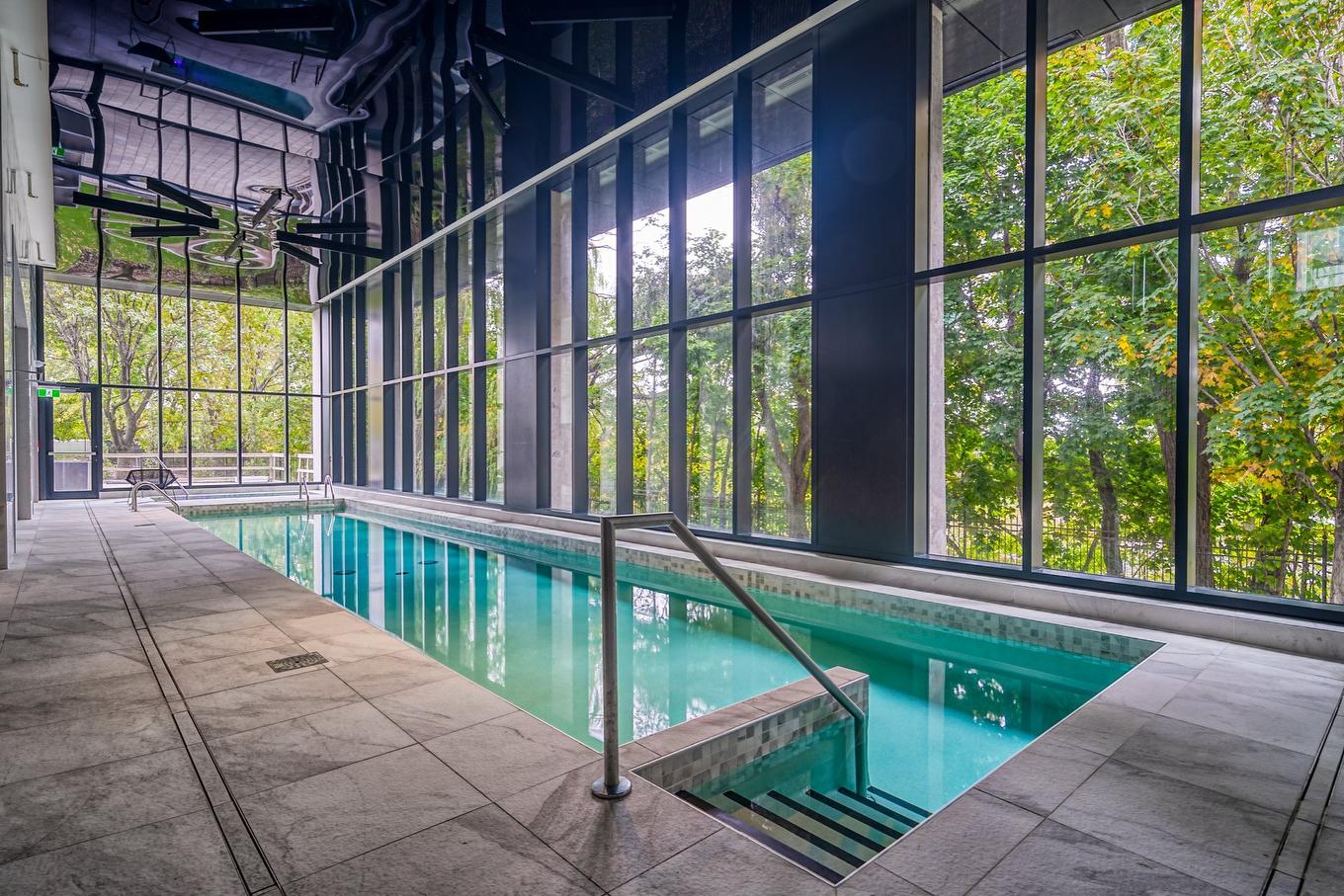 Piscine - 705-2020 Boul. René-Lévesque O., Montréal (Ville-Marie), QC - Indoor Photo Showing Other Room With In Ground Pool