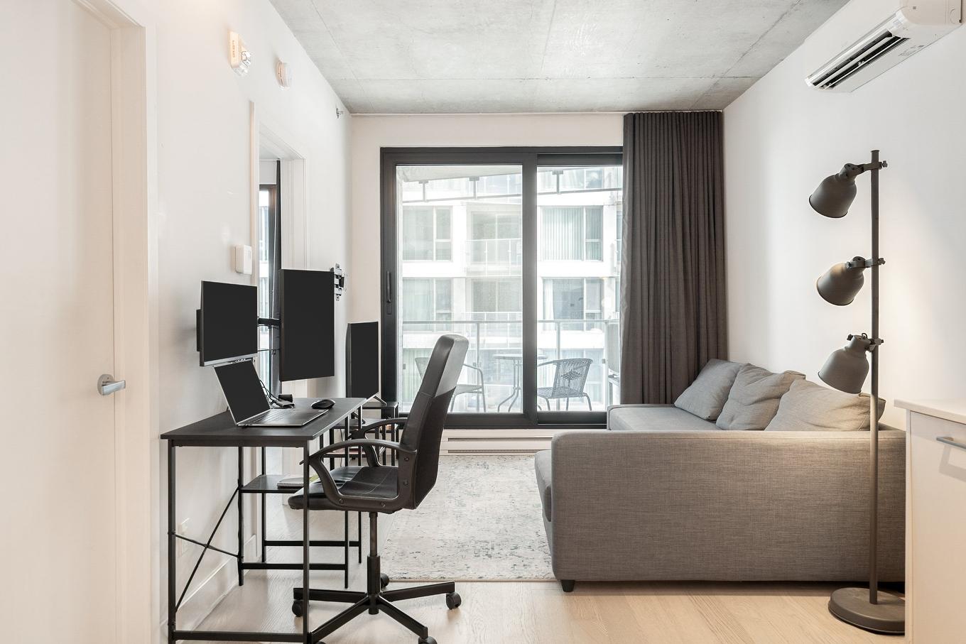 Salon - 705-2020 Boul. René-Lévesque O., Montréal (Ville-Marie), QC - Indoor