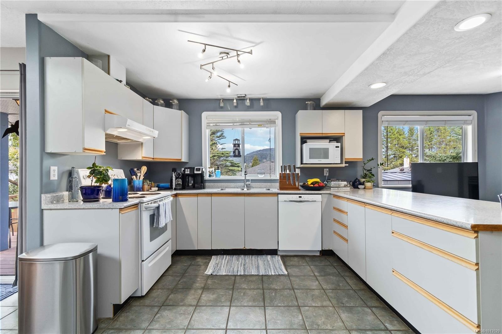 6598 Felderhof Rd, Sooke, BC - Indoor Photo Showing Kitchen