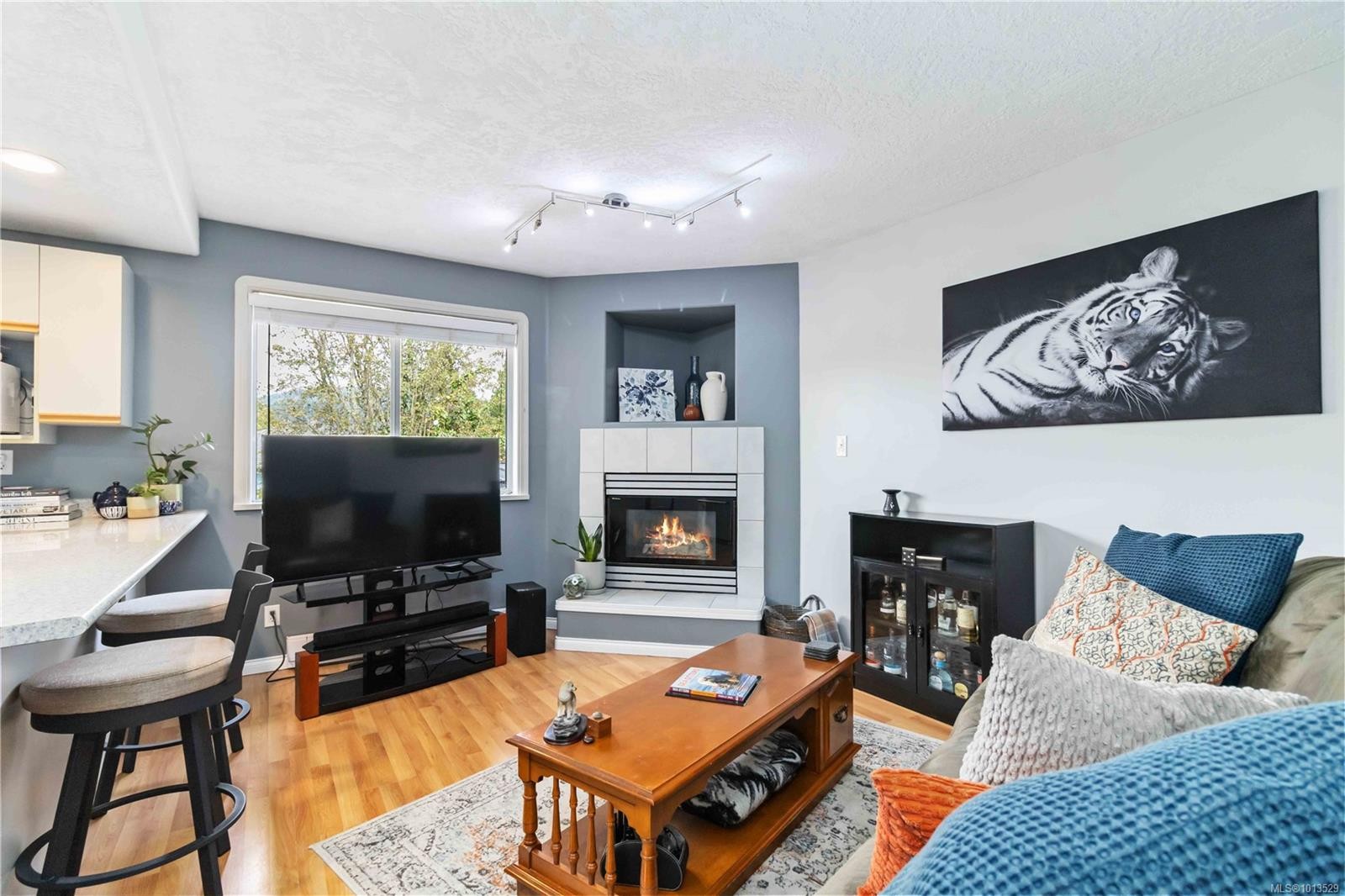 6598 Felderhof Rd, Sooke, BC - Indoor Photo Showing Living Room With Fireplace