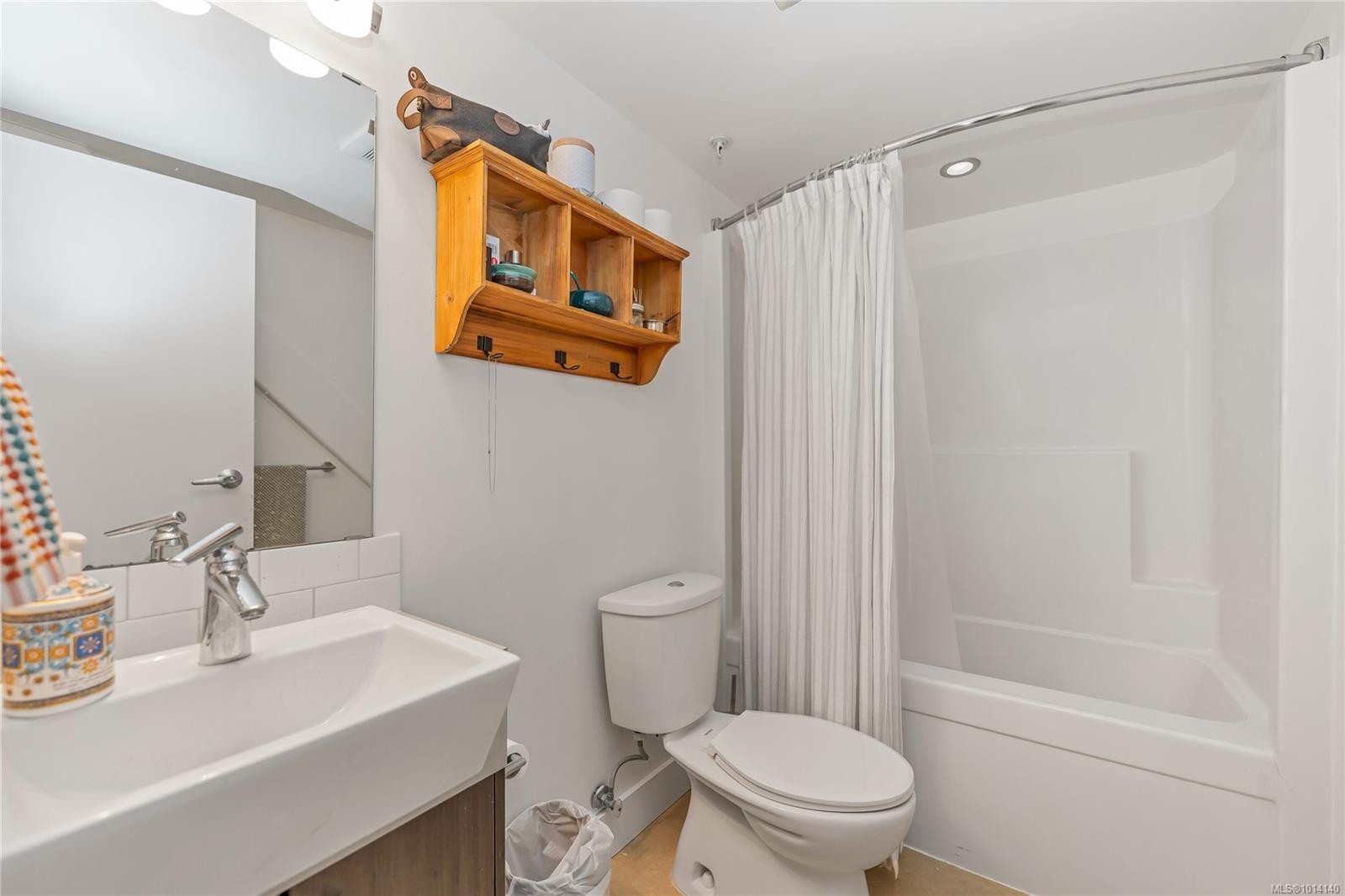 203-562 Yates St, Victoria, BC - Indoor Photo Showing Bathroom