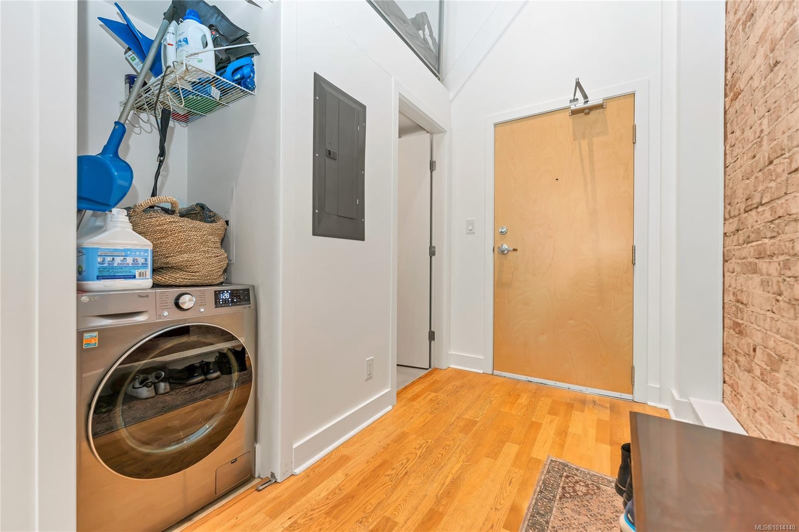 203-562 Yates St, Victoria, BC - Indoor Photo Showing Laundry Room
