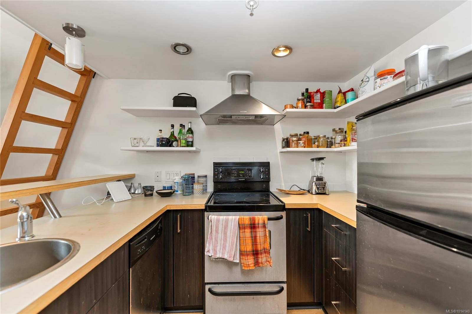 203-562 Yates St, Victoria, BC - Indoor