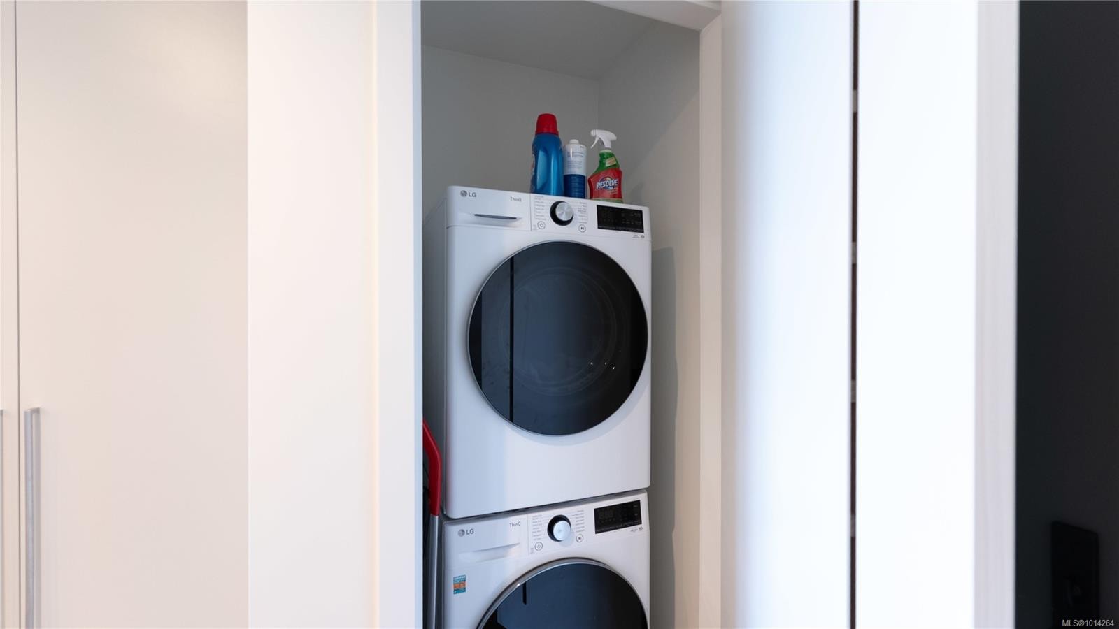 1006-2000 Hannington Rd, Langford, BC - Indoor Photo Showing Laundry Room