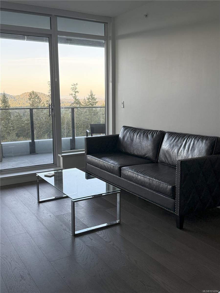 1006-2000 Hannington Rd, Langford, BC - Indoor Photo Showing Living Room