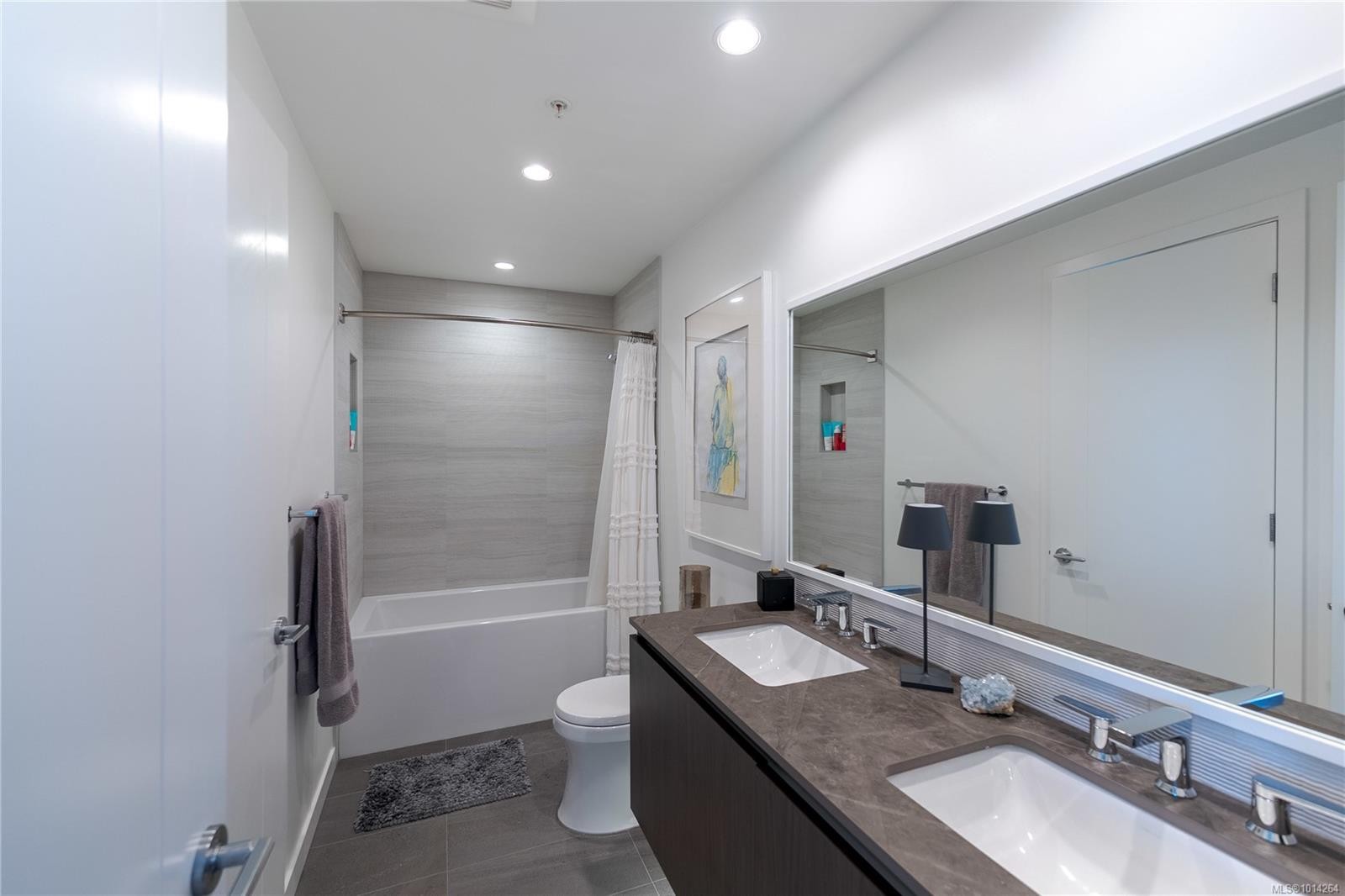 1006-2000 Hannington Rd, Langford, BC - Indoor Photo Showing Bathroom