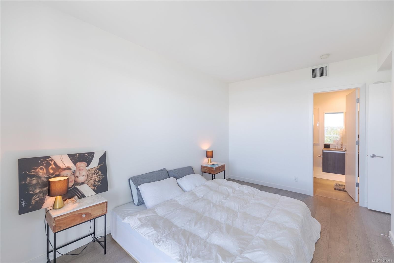 1006-2000 Hannington Rd, Langford, BC - Indoor Photo Showing Bedroom