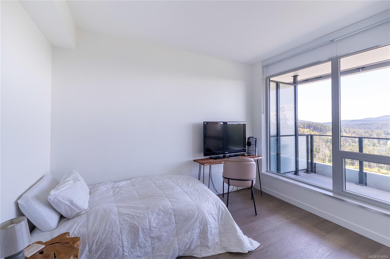 1006-2000 Hannington Rd, Langford, BC - Indoor Photo Showing Bedroom