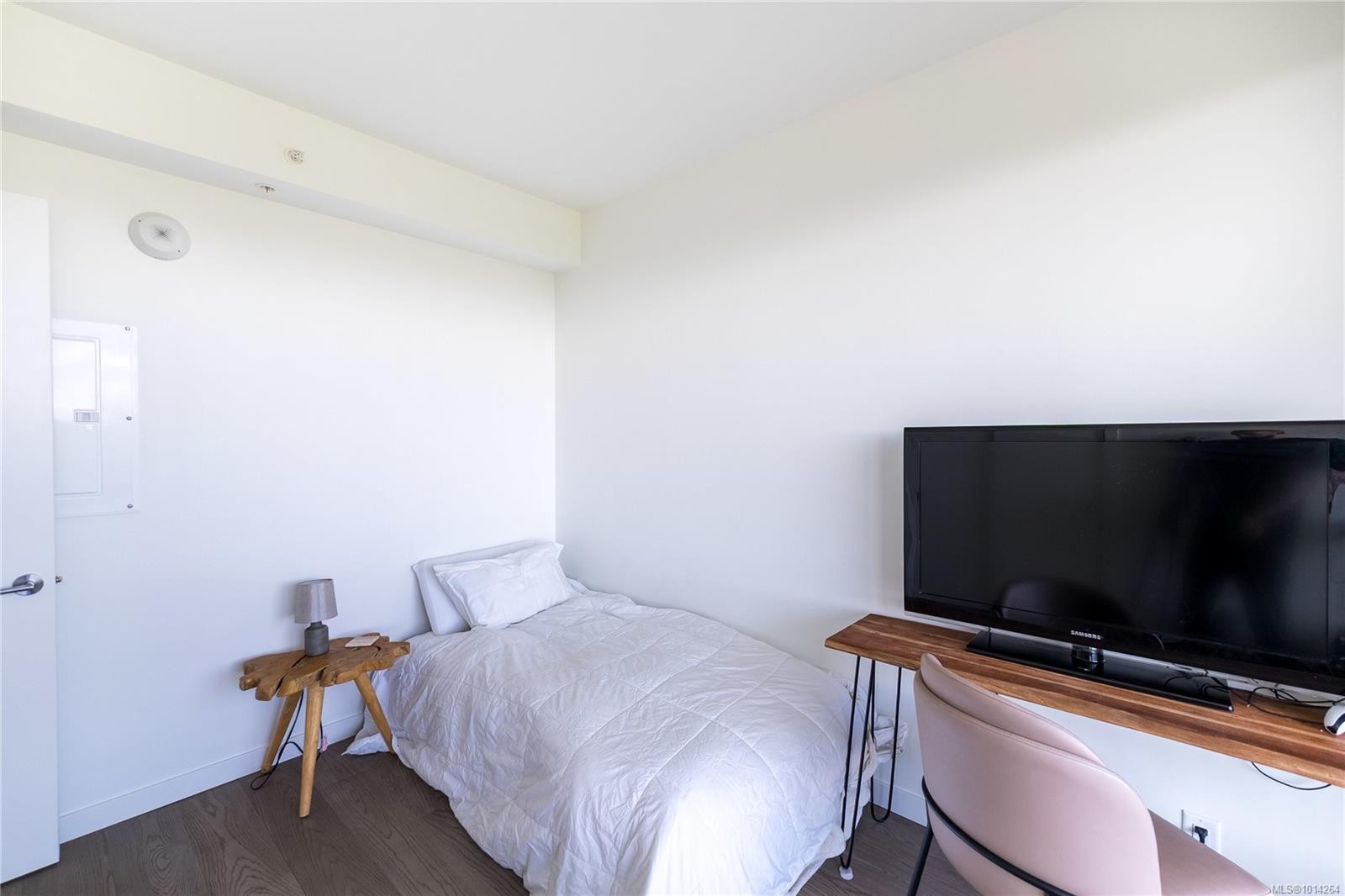 1006-2000 Hannington Rd, Langford, BC - Indoor Photo Showing Bedroom