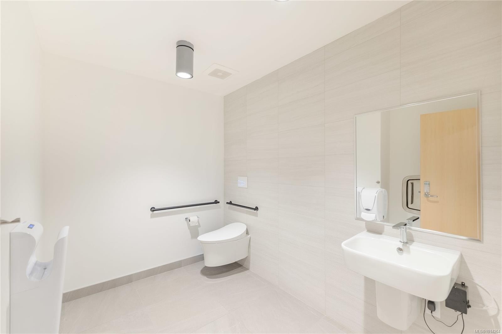 1006-2000 Hannington Rd, Langford, BC - Indoor Photo Showing Bathroom