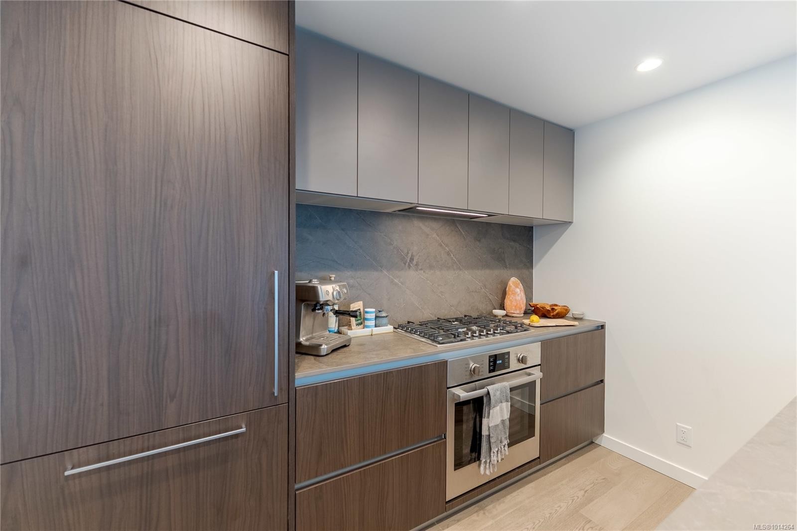 1006-2000 Hannington Rd, Langford, BC - Indoor Photo Showing Kitchen