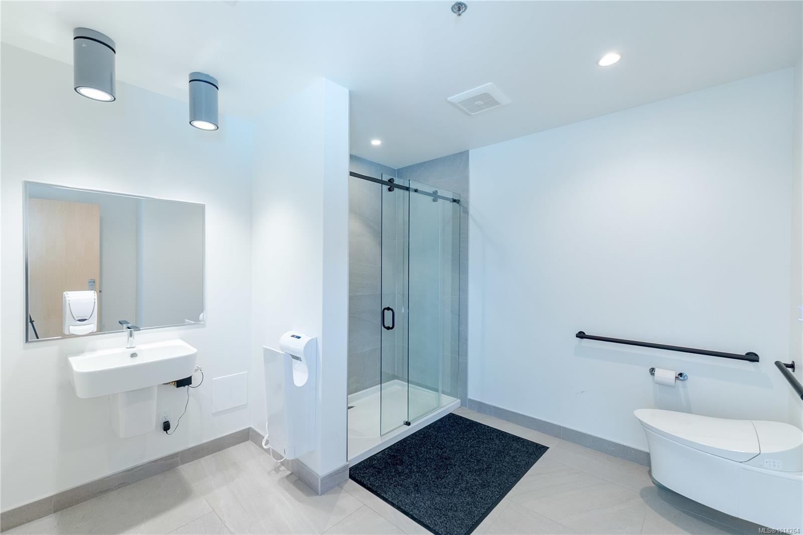 1006-2000 Hannington Rd, Langford, BC - Indoor Photo Showing Bathroom