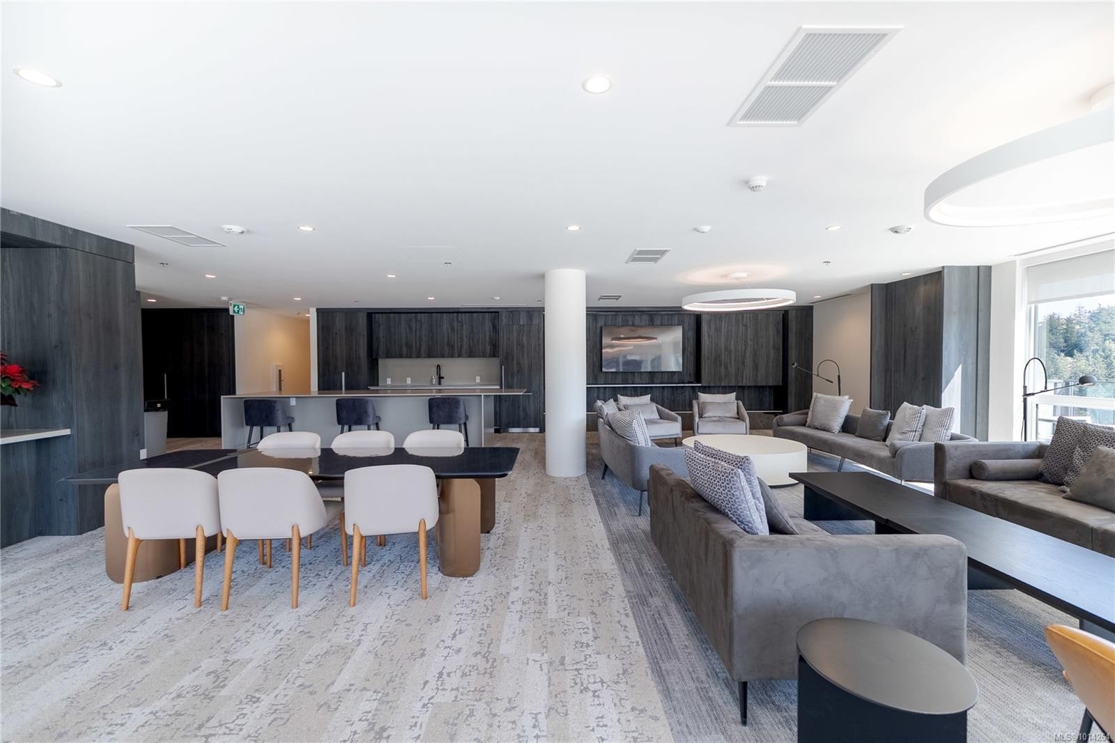 1006-2000 Hannington Rd, Langford, BC - Indoor Photo Showing Living Room