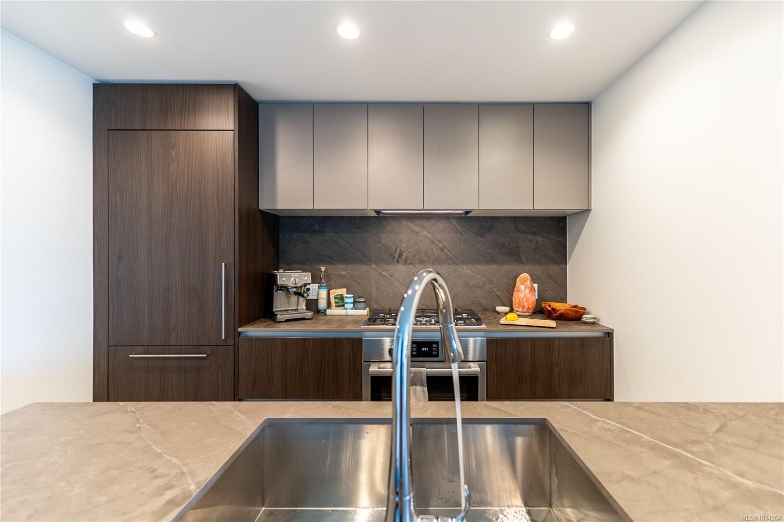 1006-2000 Hannington Rd, Langford, BC - Indoor Photo Showing Kitchen