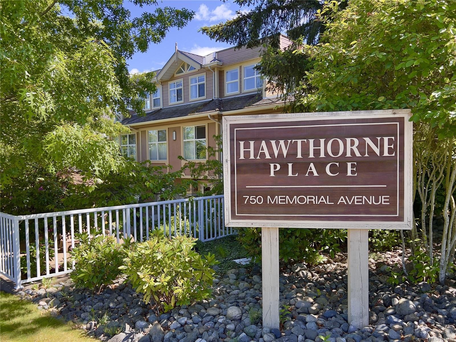 107-750 Memorial Ave, Qualicum Beach, BC - Outdoor