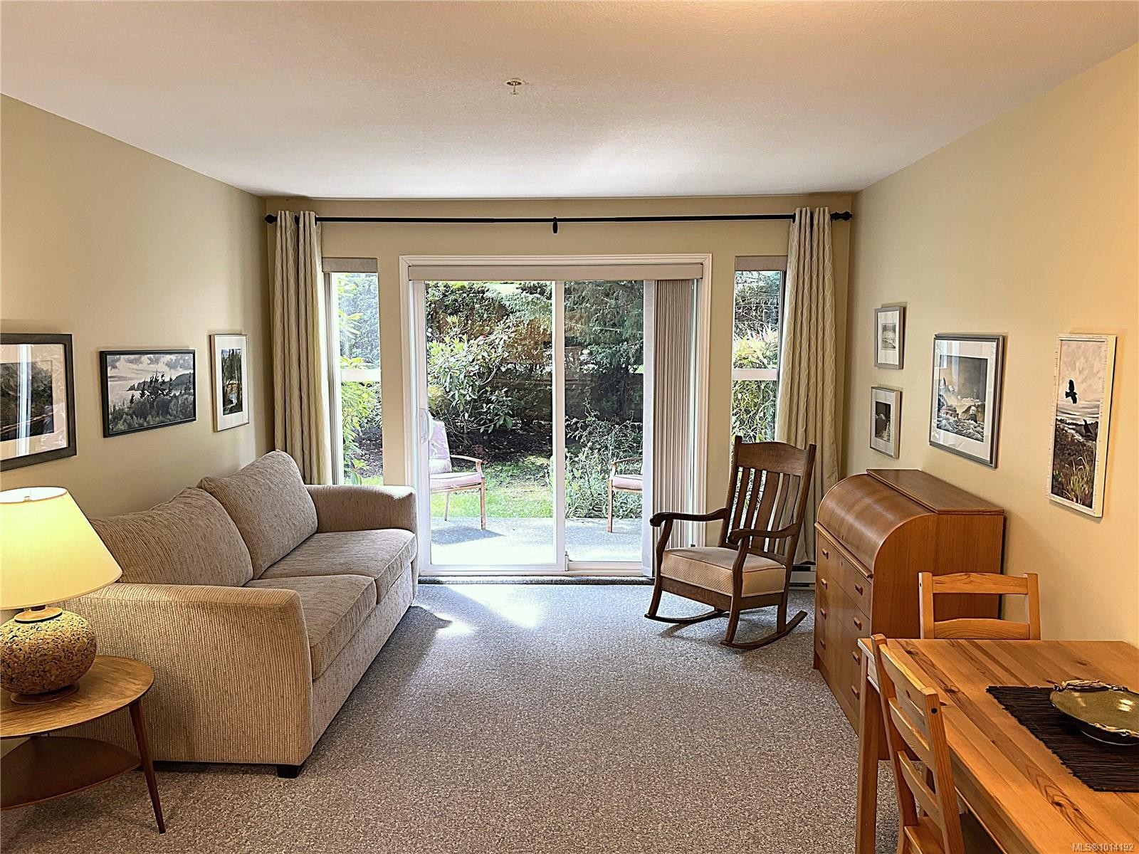 107-750 Memorial Ave, Qualicum Beach, BC - Indoor Photo Showing Living Room