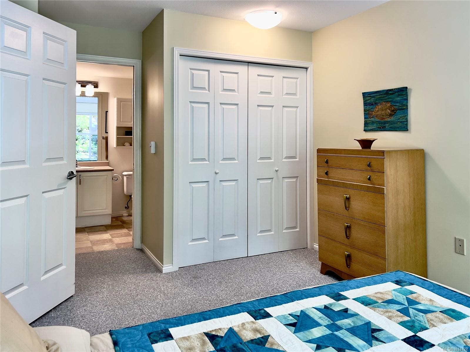 107-750 Memorial Ave, Qualicum Beach, BC - Indoor Photo Showing Bedroom