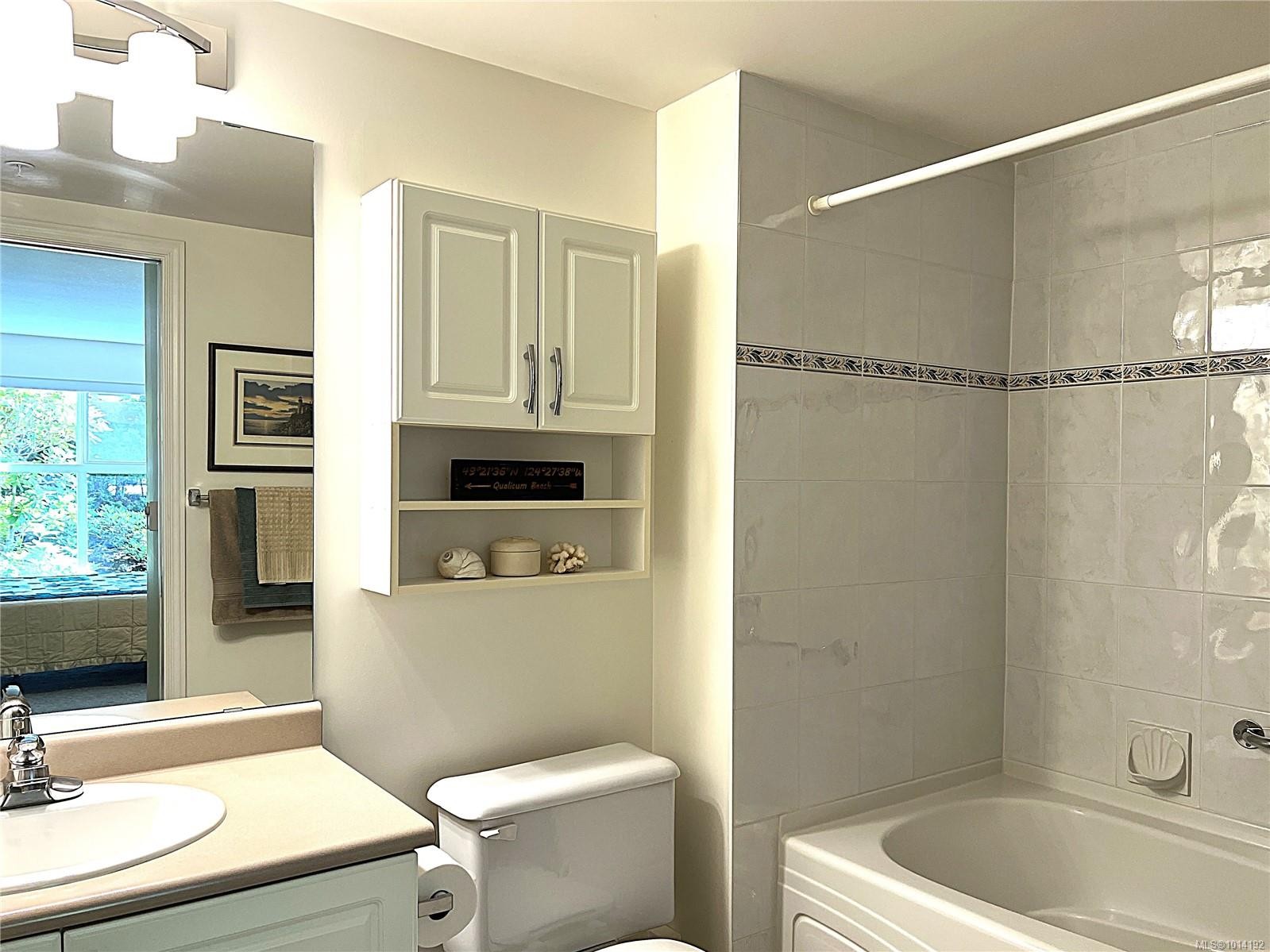 107-750 Memorial Ave, Qualicum Beach, BC - Indoor Photo Showing Bathroom