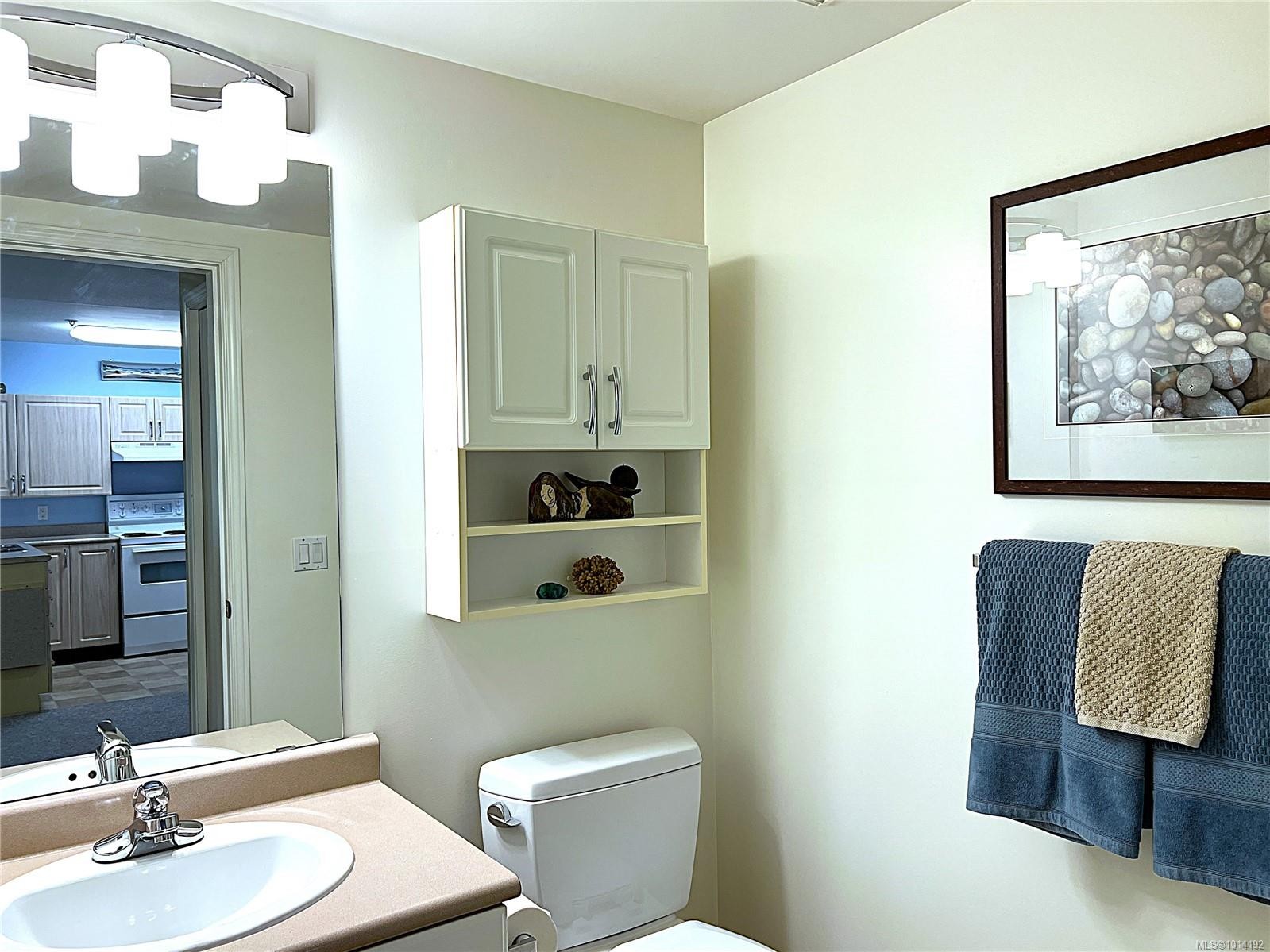 107-750 Memorial Ave, Qualicum Beach, BC - Indoor Photo Showing Bathroom