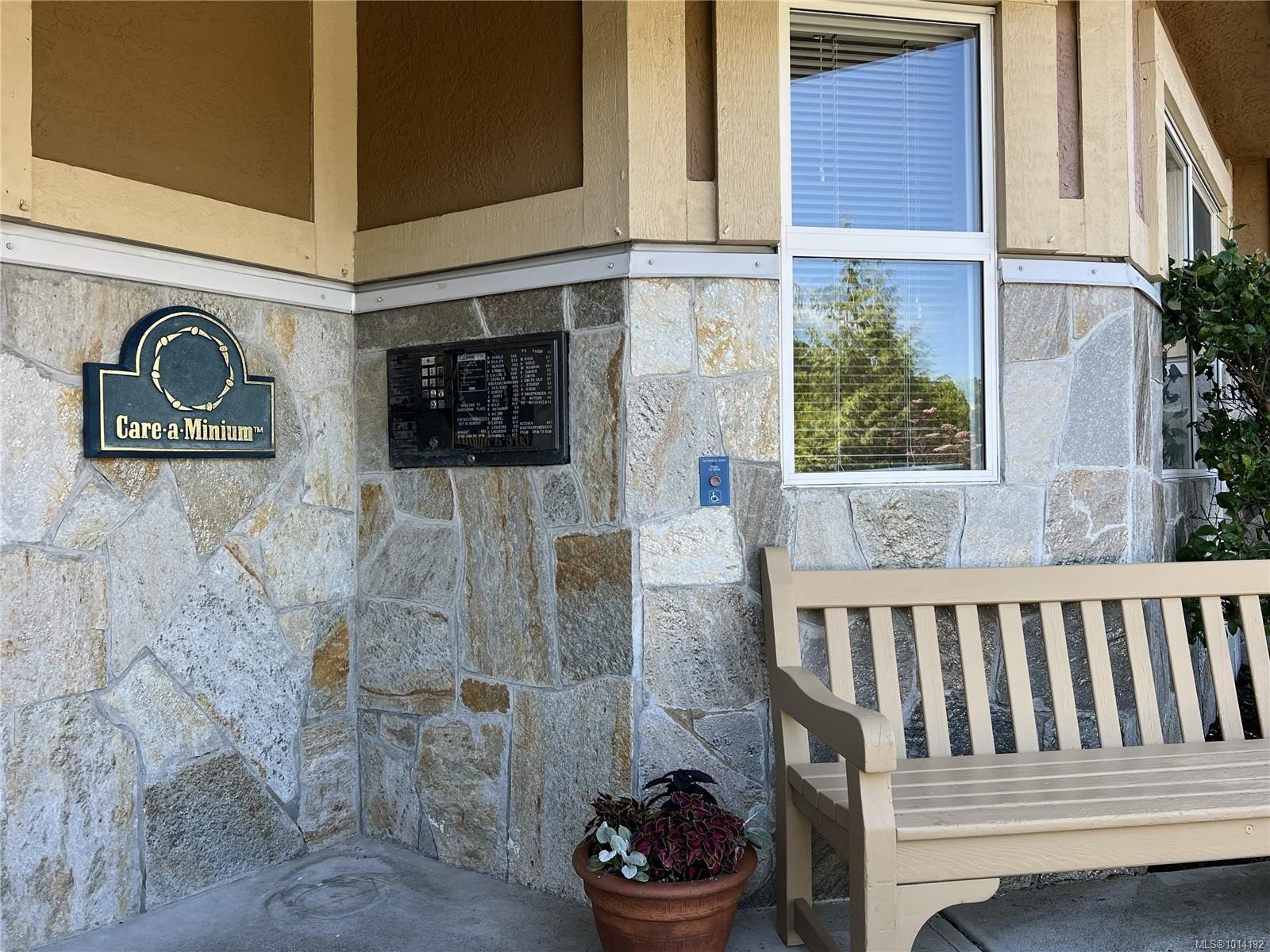 107-750 Memorial Ave, Qualicum Beach, BC - Outdoor