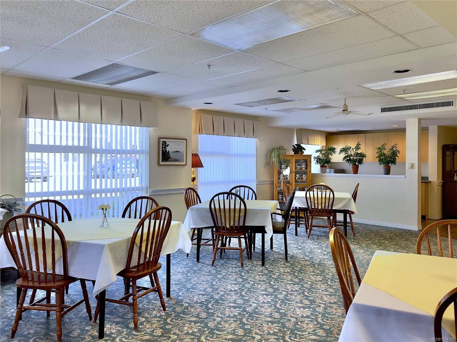 107-750 Memorial Ave, Qualicum Beach, BC - Indoor Photo Showing Dining Room