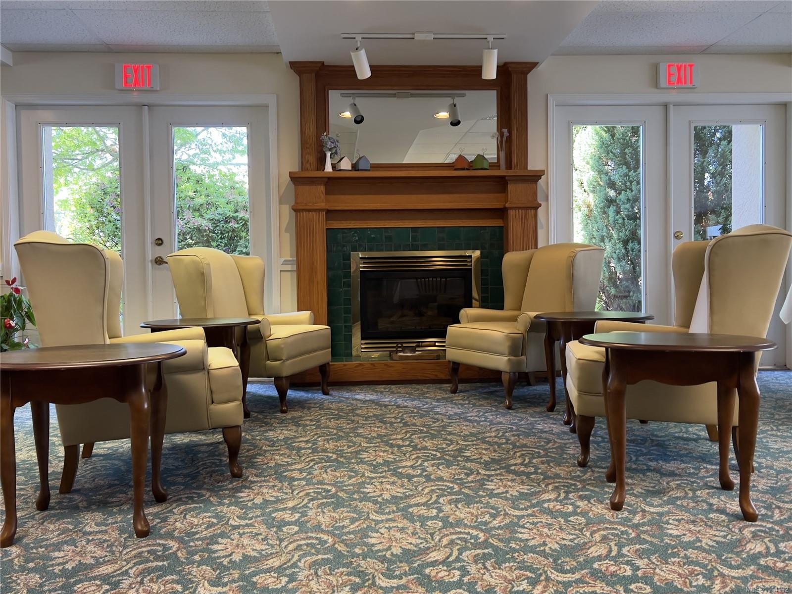 107-750 Memorial Ave, Qualicum Beach, BC - Indoor Photo Showing Living Room With Fireplace