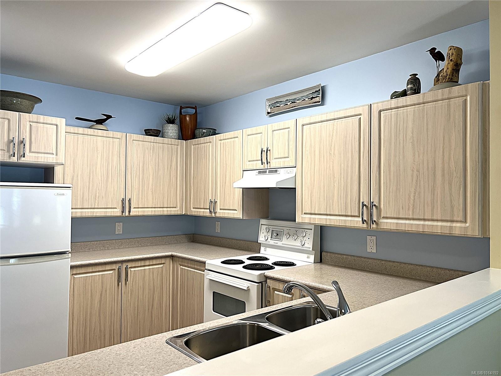 107-750 Memorial Ave, Qualicum Beach, BC - Indoor Photo Showing Kitchen With Double Sink