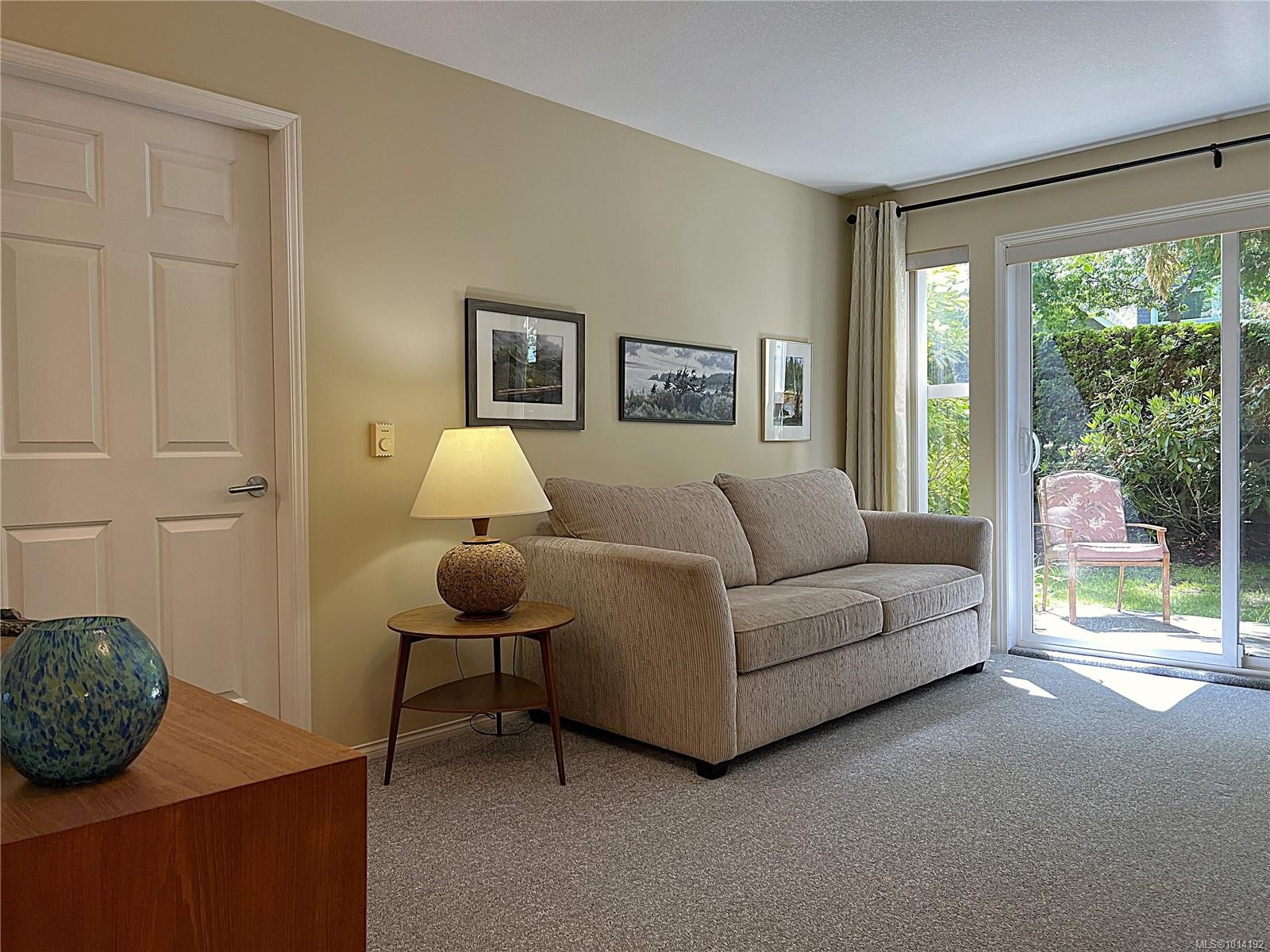 107-750 Memorial Ave, Qualicum Beach, BC - Indoor Photo Showing Living Room