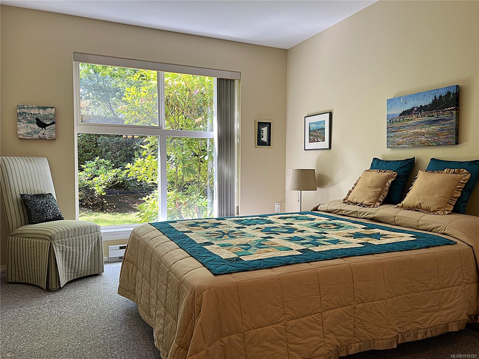 107-750 Memorial Ave, Qualicum Beach, BC - Indoor Photo Showing Bedroom