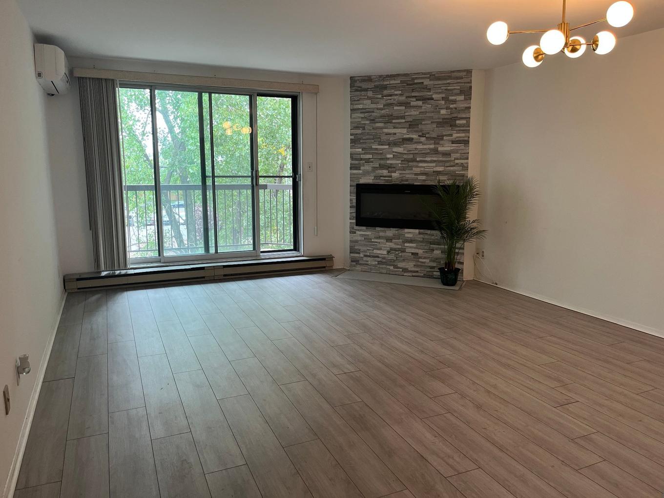 Salon - 304-1665 Boul. Du Souvenir, Laval (Laval-Des-Rapides), QC - Indoor With Fireplace