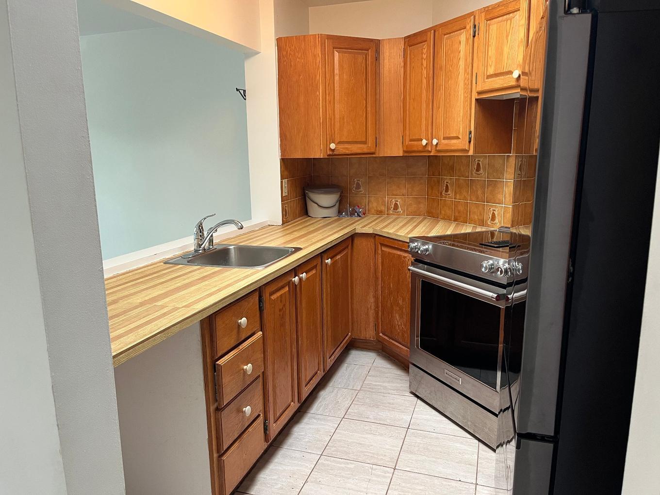 Cuisine - 304-1665 Boul. Du Souvenir, Laval (Laval-Des-Rapides), QC - Indoor Photo Showing Kitchen