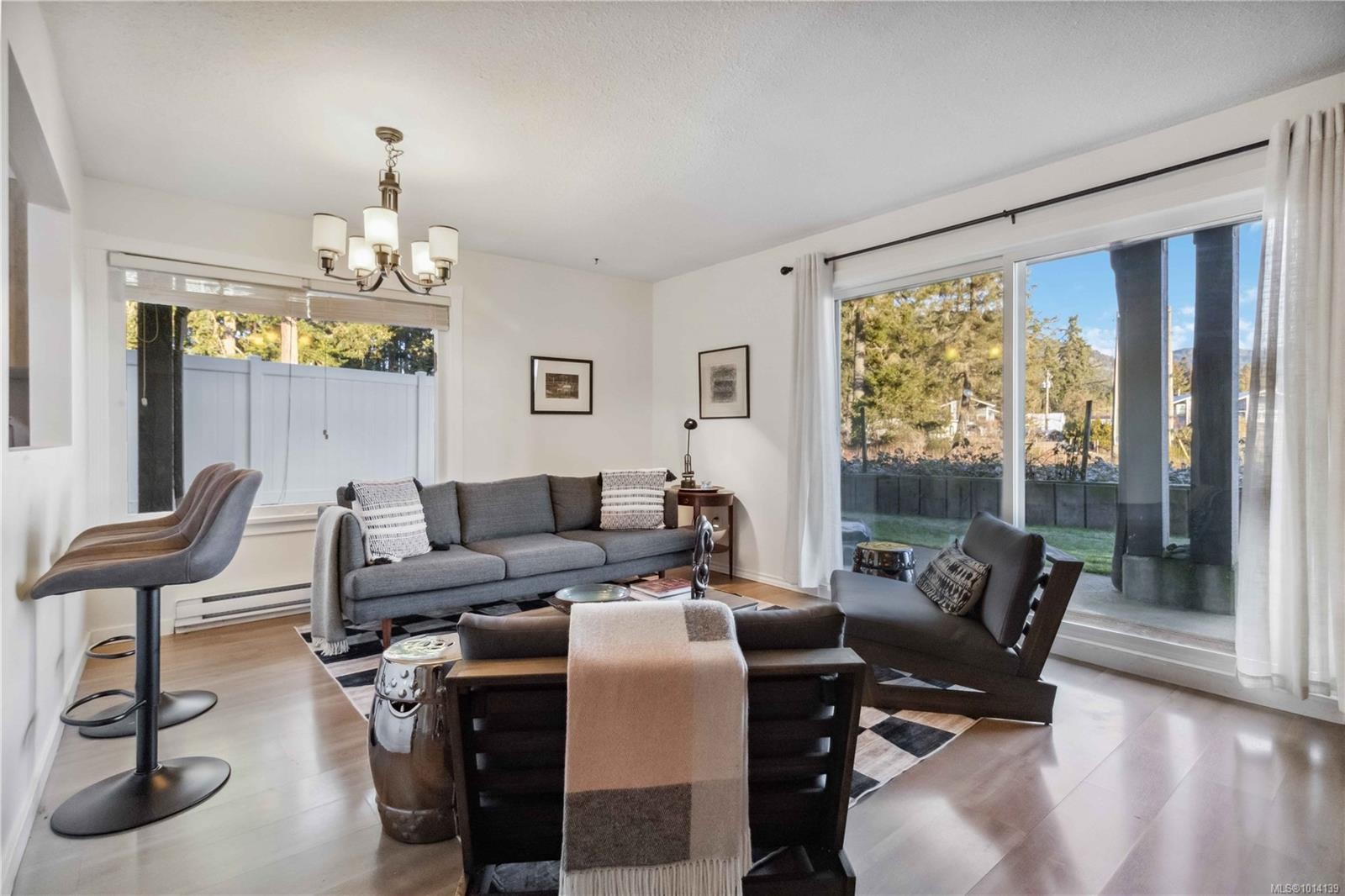 101-1991 Kaltasin Rd, Sooke, BC - Indoor Photo Showing Living Room