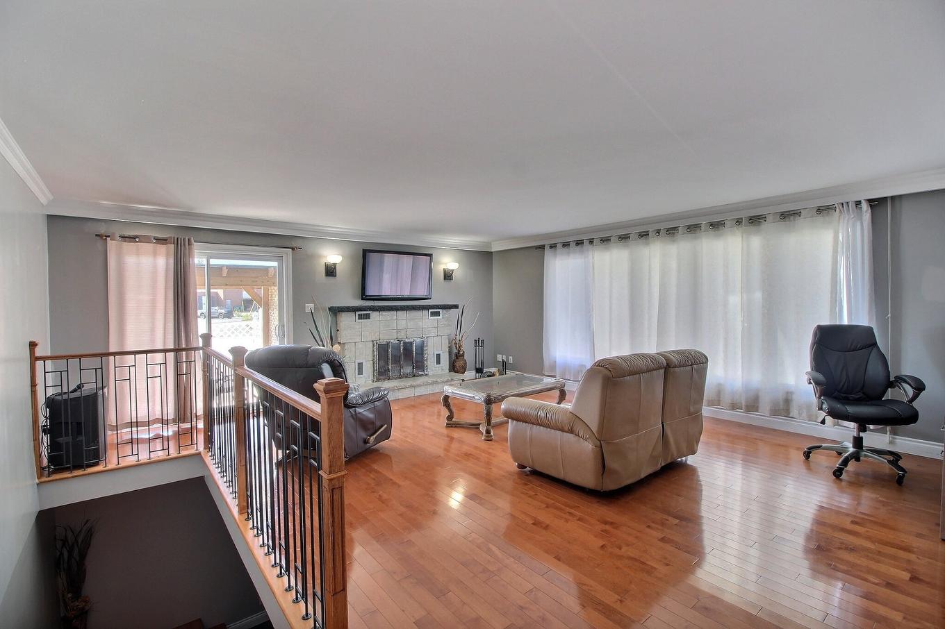 Salon - 124 Av. Gatineau, Rouyn-Noranda, QC - Indoor Photo Showing Other Room With Fireplace