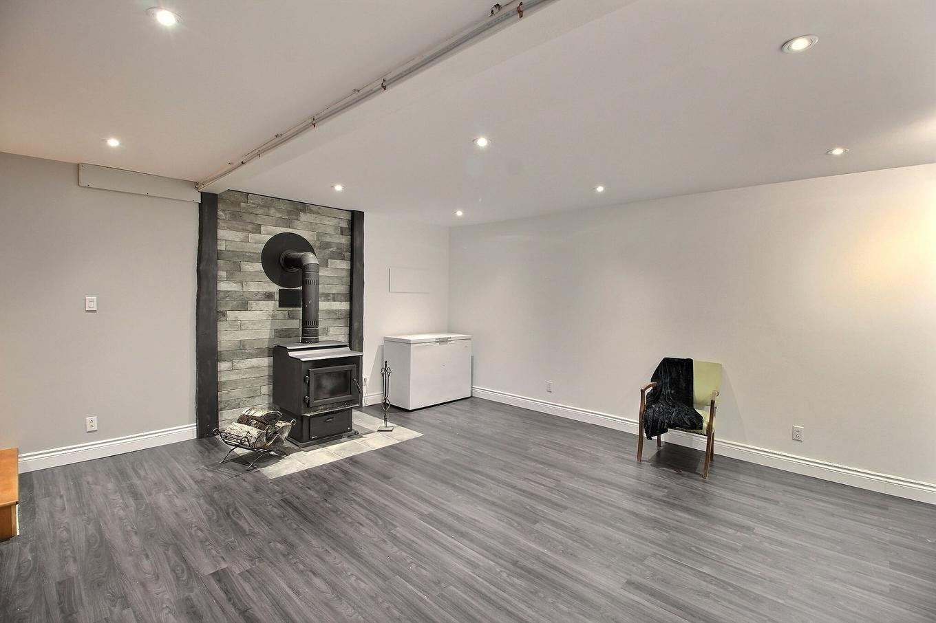 Salle familiale - 124 Av. Gatineau, Rouyn-Noranda, QC - Indoor With Fireplace