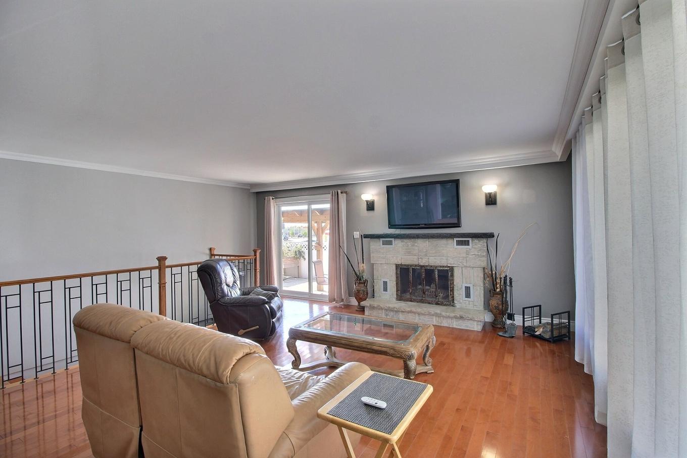 Salon - 124 Av. Gatineau, Rouyn-Noranda, QC - Indoor Photo Showing Living Room With Fireplace