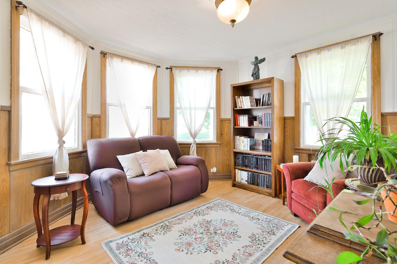 Salon - 2130 Av. Bourgogne, Chambly, QC - Indoor Photo Showing Living Room
