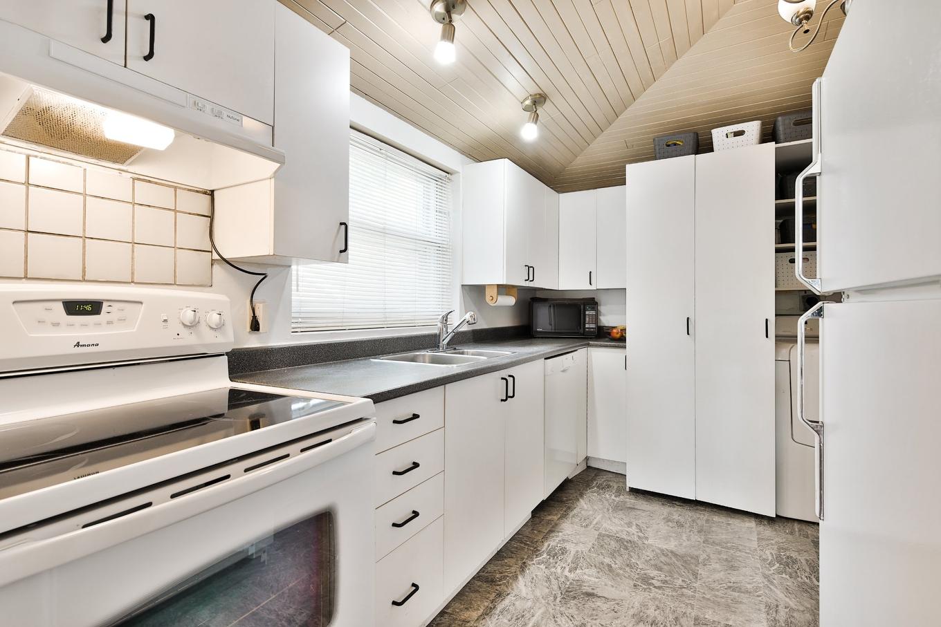 Cuisine - 2130 Av. Bourgogne, Chambly, QC - Indoor Photo Showing Kitchen With Double Sink
