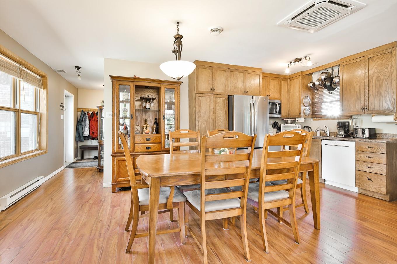 Salle à manger - 2130 Av. Bourgogne, Chambly, QC - Indoor