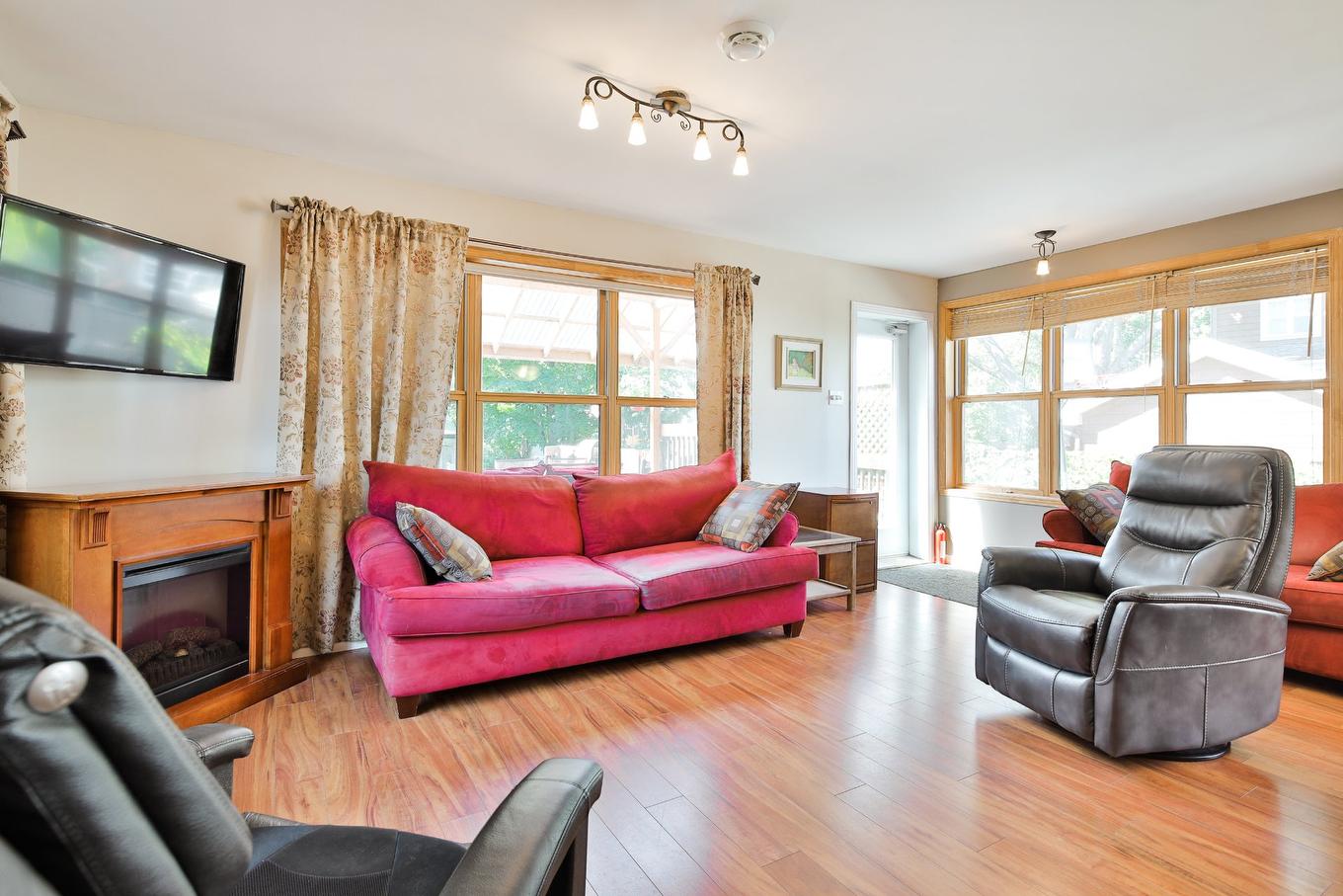 Salon - 2130 Av. Bourgogne, Chambly, QC - Indoor Photo Showing Living Room With Fireplace