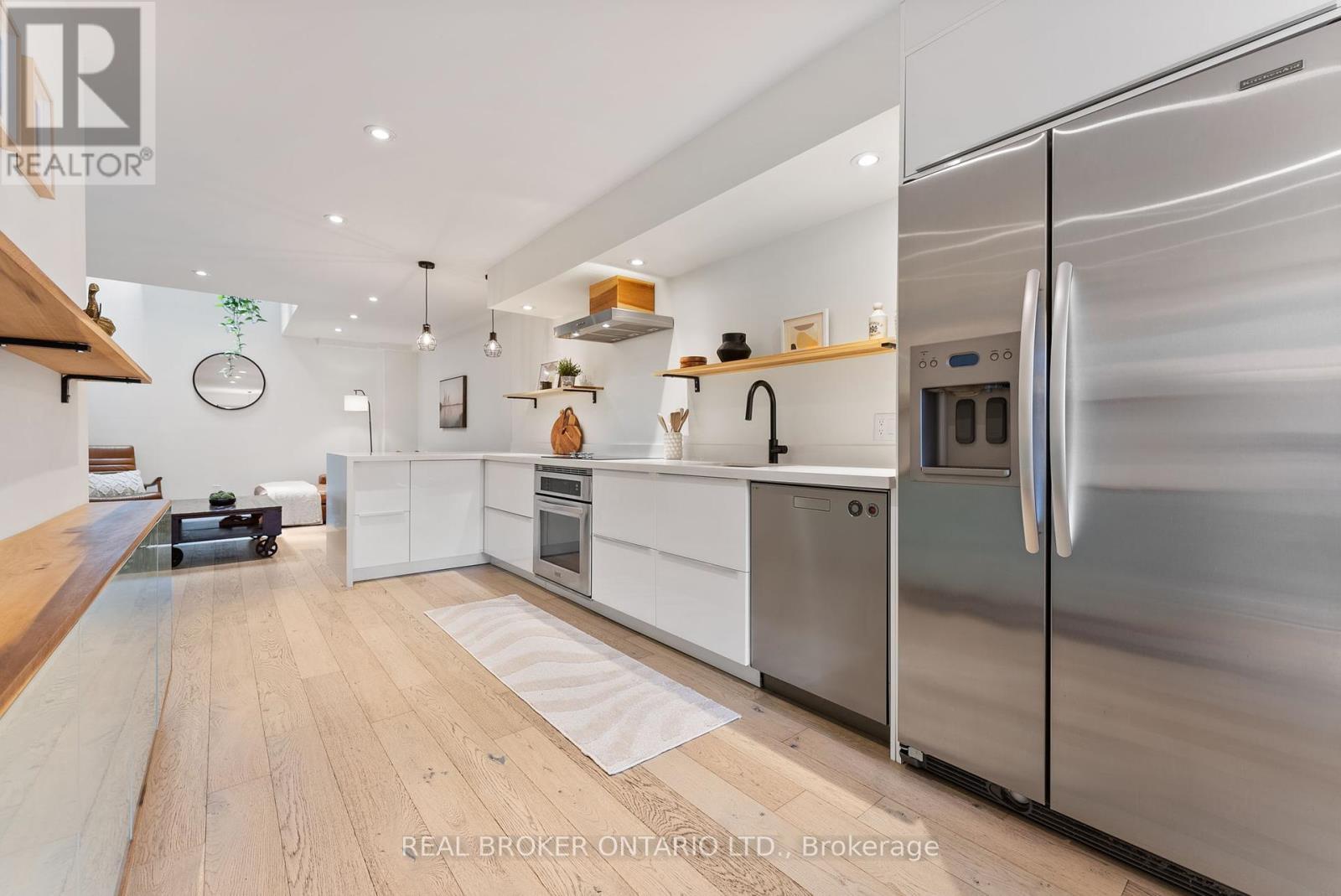 2 - 23 Macaulay Street W, Hamilton, ON - Indoor Photo Showing Kitchen