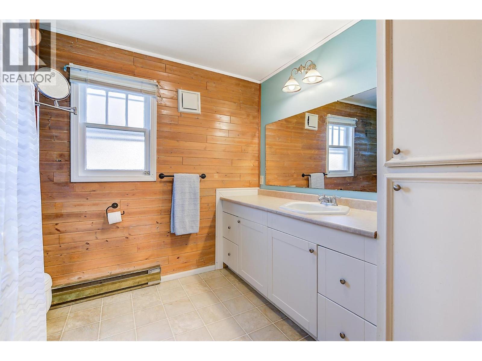 1060 Tataryn Road, Kelowna, BC - Indoor Photo Showing Bathroom