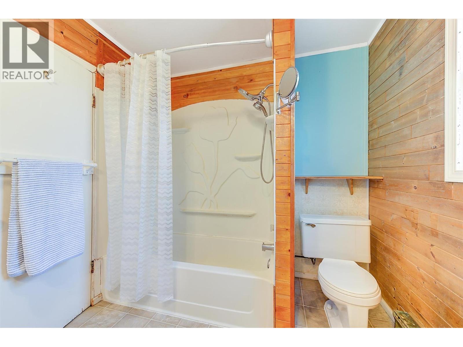 1060 Tataryn Road, Kelowna, BC - Indoor Photo Showing Bathroom