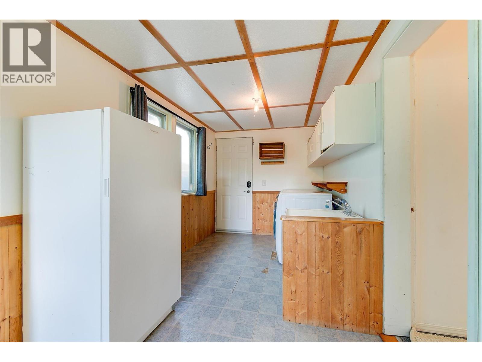 1060 Tataryn Road, Kelowna, BC - Indoor