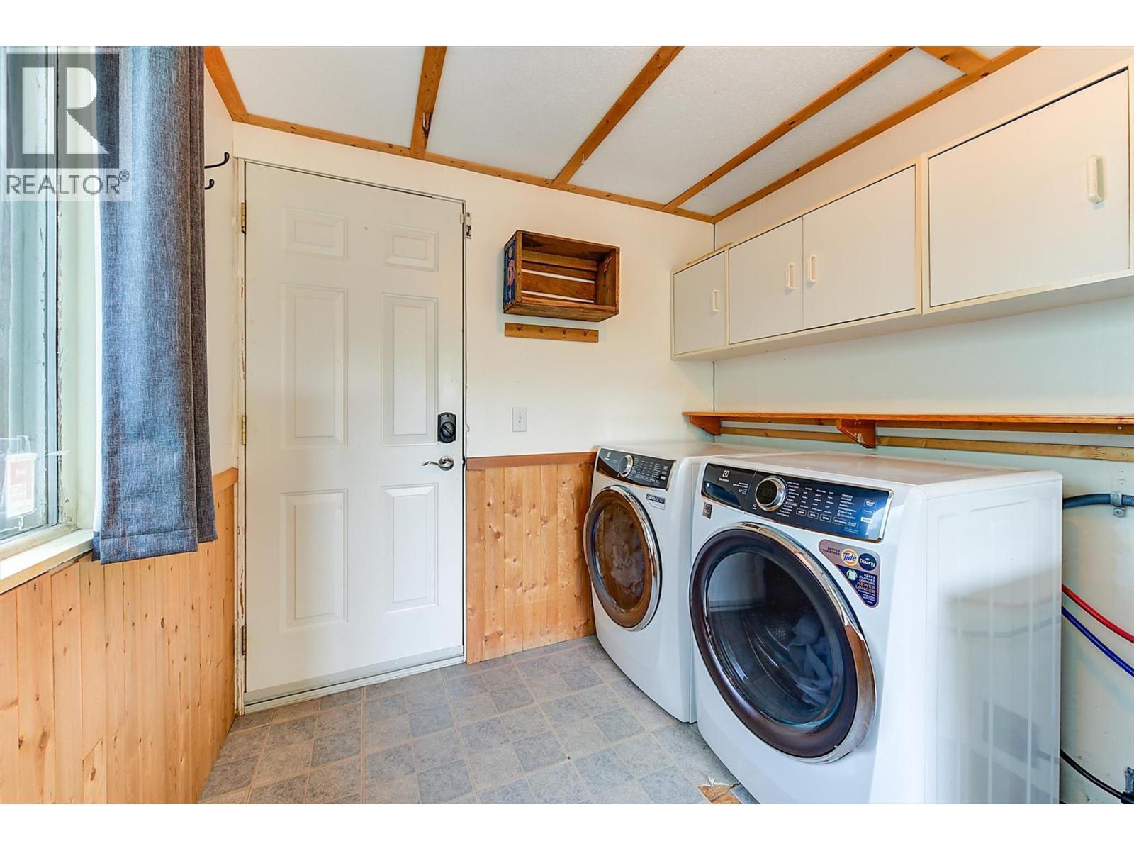 1060 Tataryn Road, Kelowna, BC - Indoor Photo Showing Laundry Room