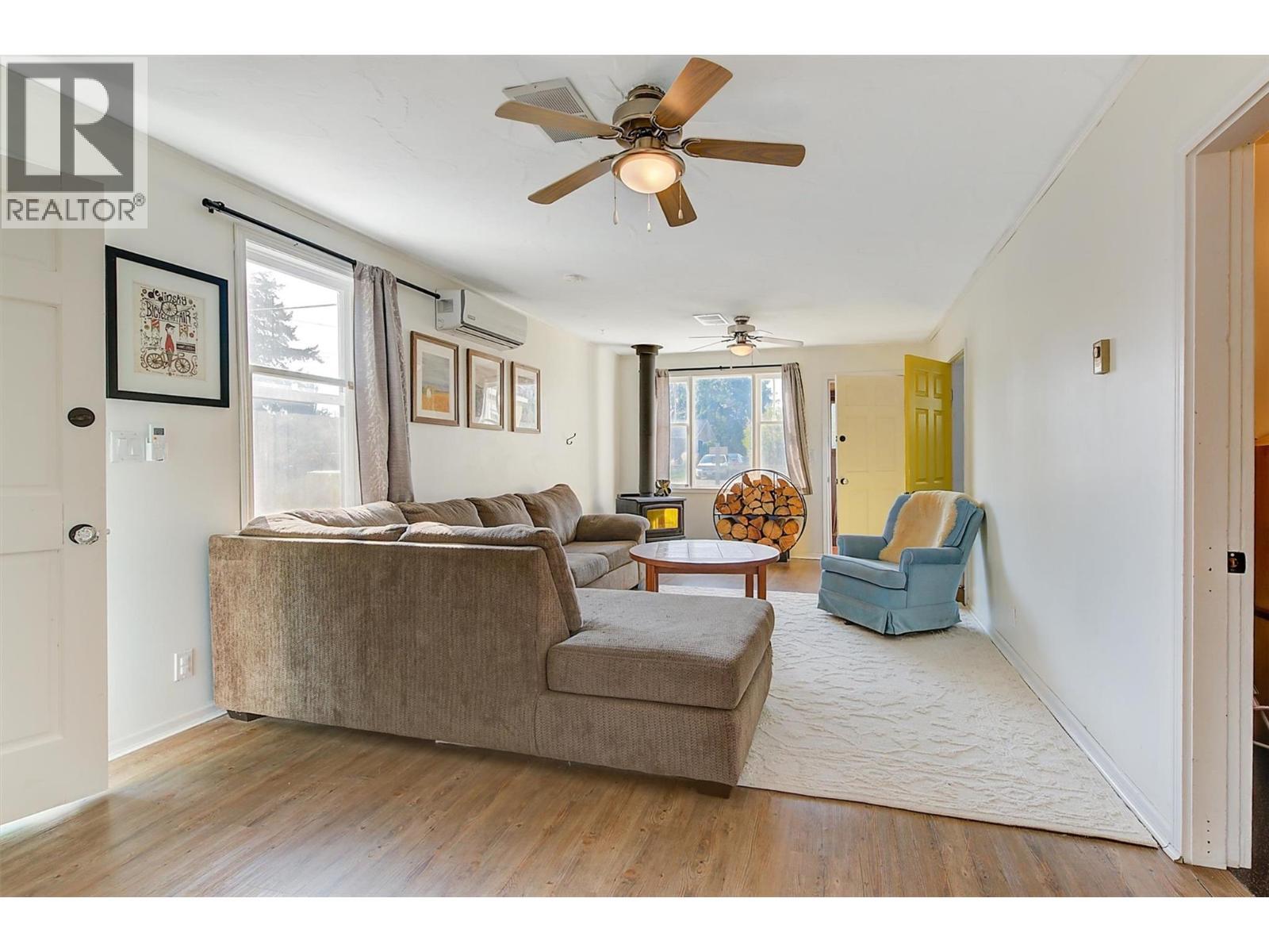 1060 Tataryn Road, Kelowna, BC - Indoor Photo Showing Living Room