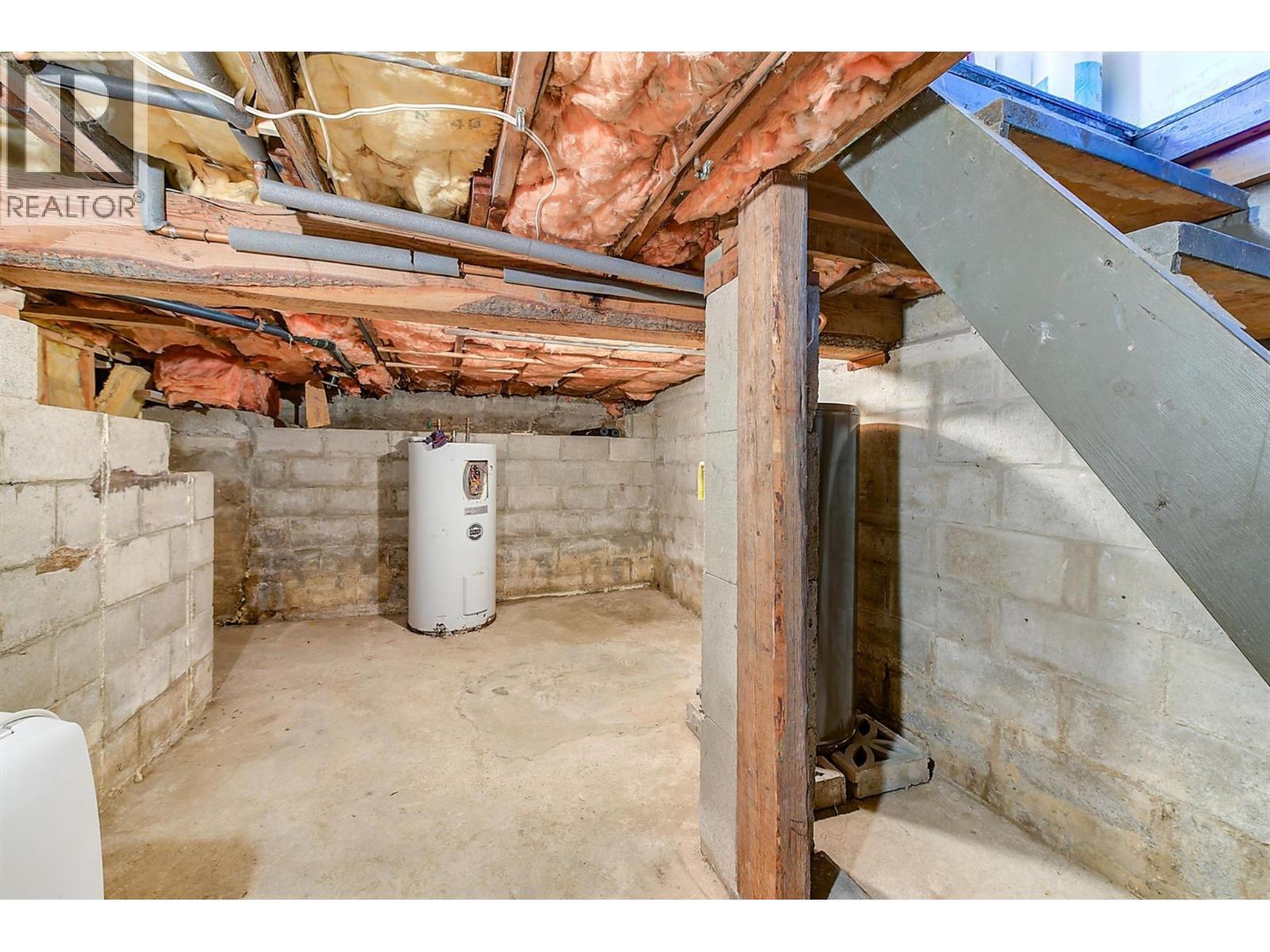 1060 Tataryn Road, Kelowna, BC - Indoor Photo Showing Basement