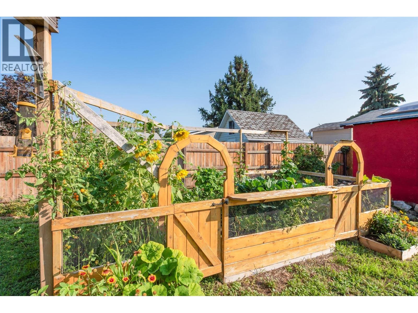 1060 Tataryn Road, Kelowna, BC - Outdoor