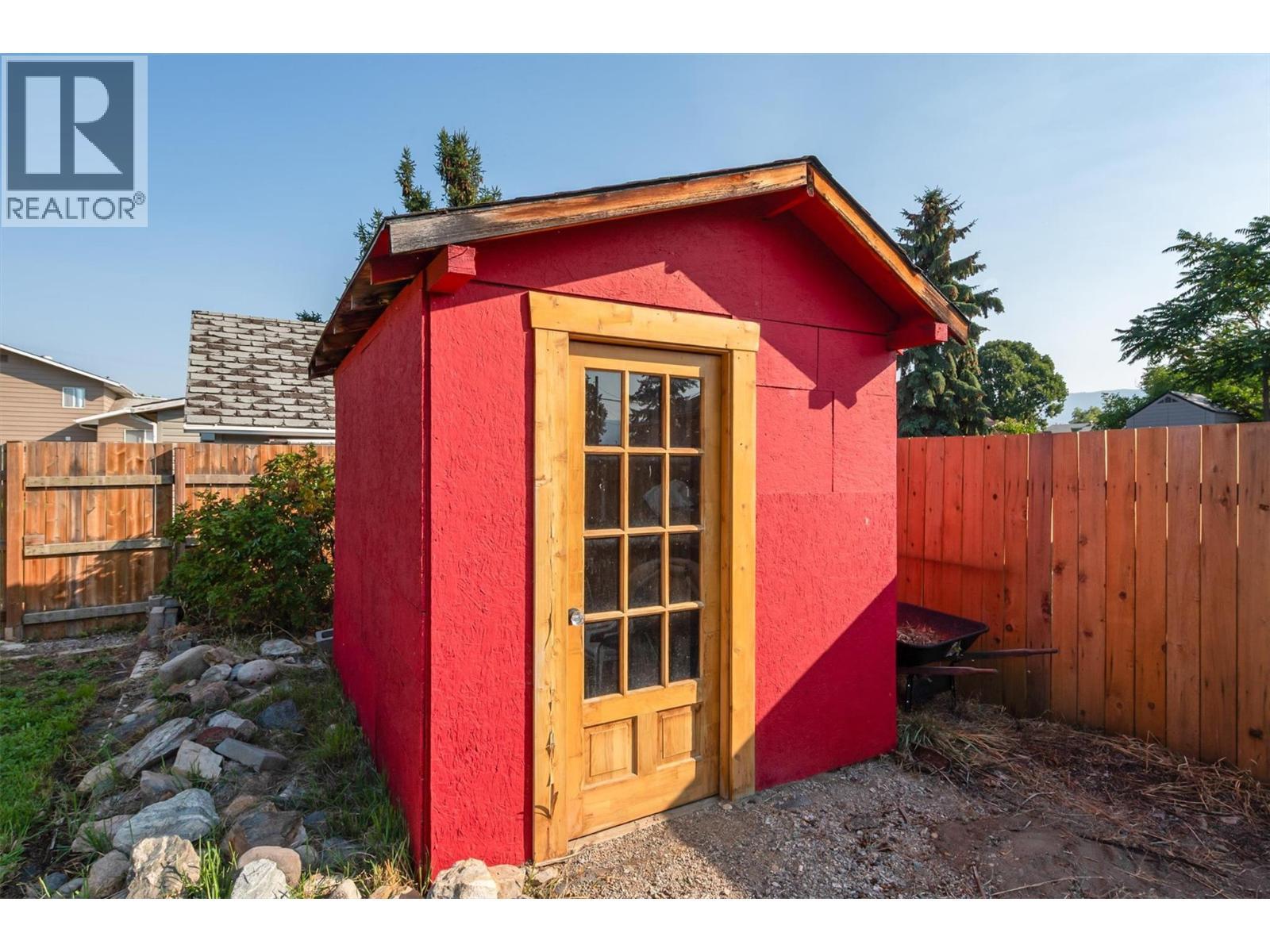 1060 Tataryn Road, Kelowna, BC - Outdoor